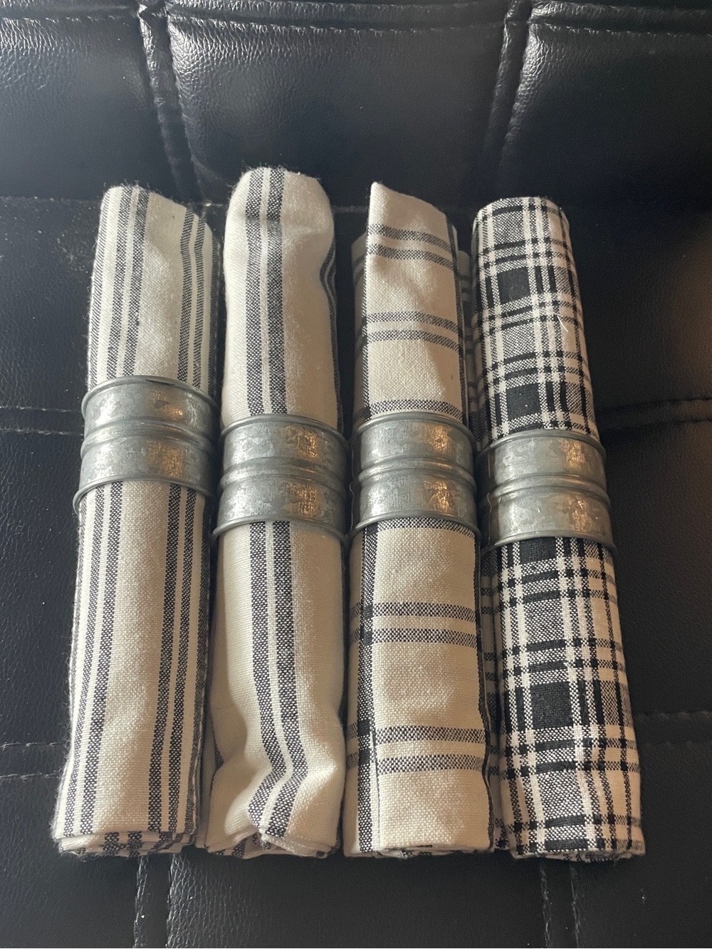Robert Stanley farmhouse set includes black and white fabric napkins-NWOT